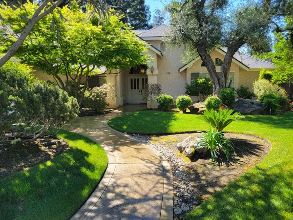 $624,900 | 819 East Woodhaven Lane, Fresno, CA 93720