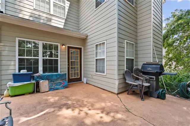 a tennis court that has tennis net