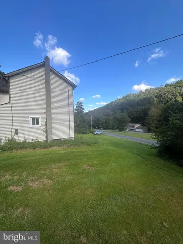 a view of a backyard