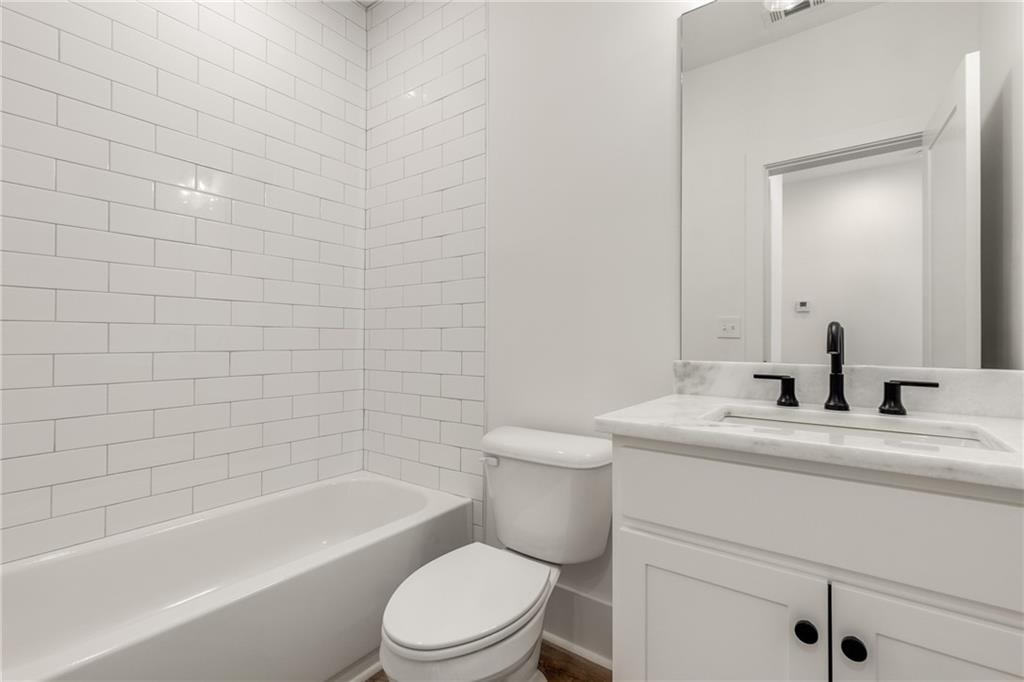 628 Robinson Avenue Southeast, Unit B Atlanta, GA 30312 - Photo 47 of 77 a bathroom with a toilet a sink and bathtub