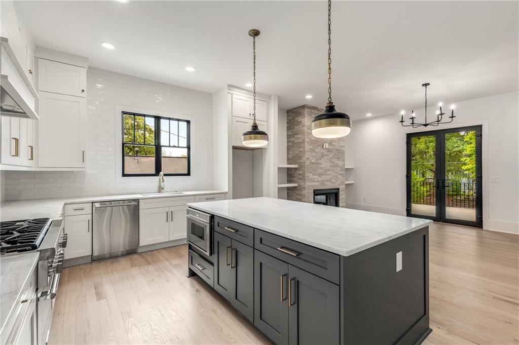 628 Robinson Avenue Southeast, Unit B Atlanta, GA 30312 - Photo 5 of 77 a kitchen with a stove a sink and chandelier