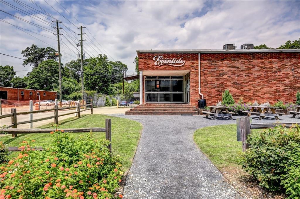 628 Robinson Avenue Southeast, Unit B Atlanta, GA 30312 - Photo 74 of 77 a swimming pool with outdoor seating and yard