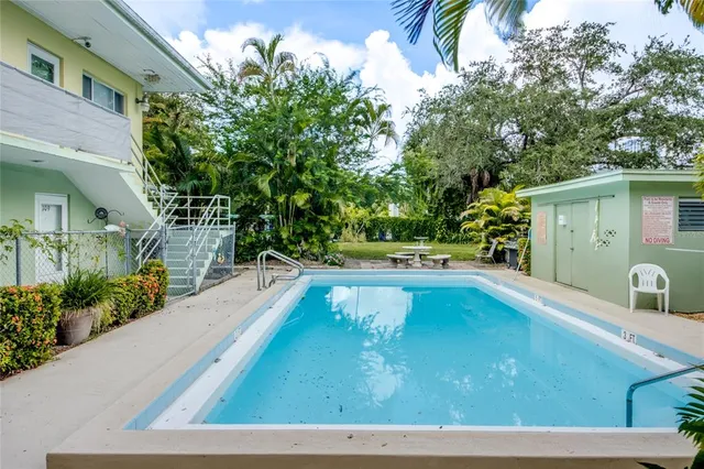 a view of a backyard