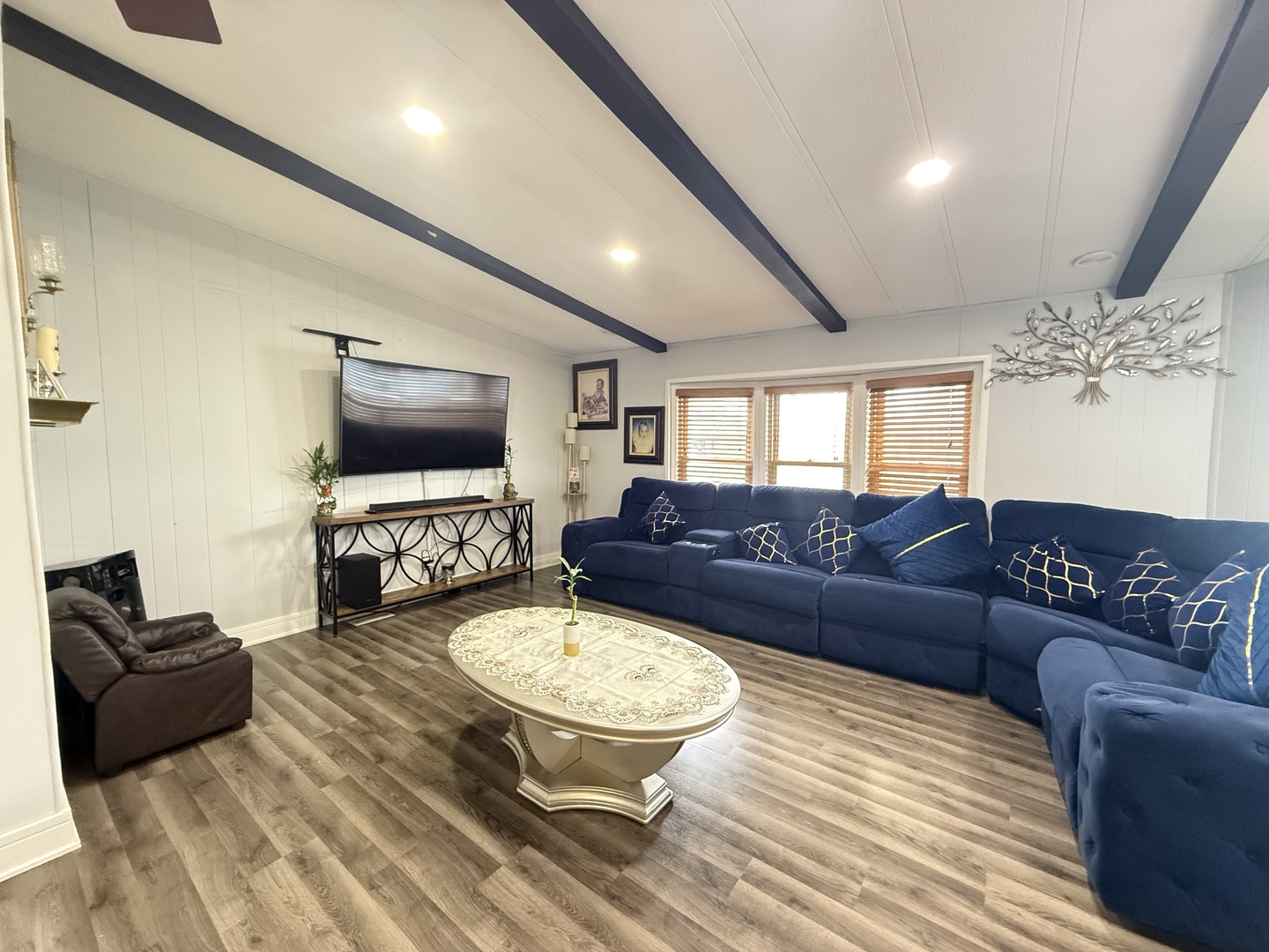 588 Hickory Glen Road Matteson, IL 60443 - Photo 12 of 50 a living room with furniture and a flat screen tv