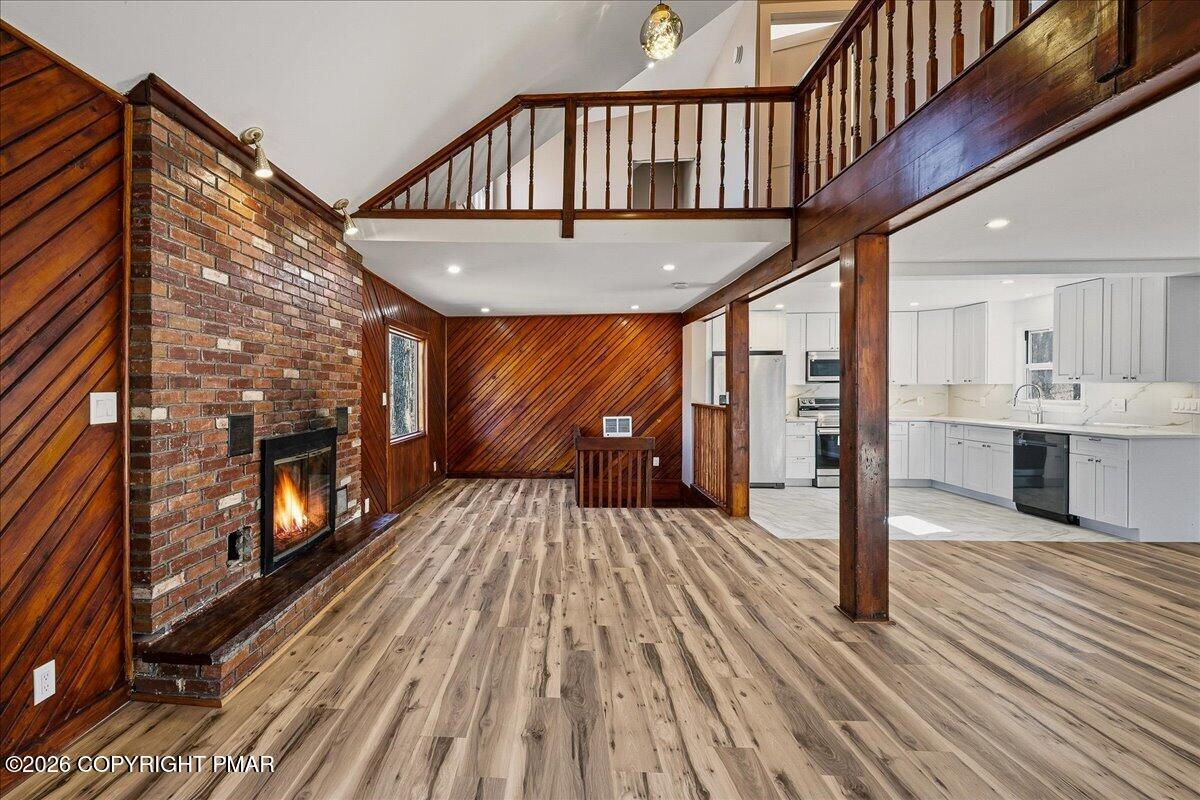 211 Geese Court Bushkill, PA 18324 - Photo 6 of 35 Living Room/ Kitchen