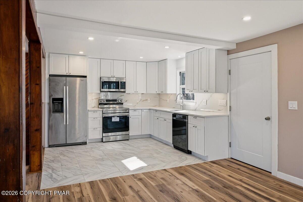 211 Geese Court Bushkill, PA 18324 - Photo 8 of 35 Kitchen