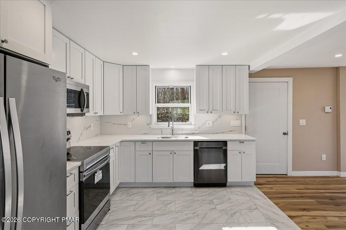 211 Geese Court Bushkill, PA 18324 - Photo 9 of 35 Kitchen