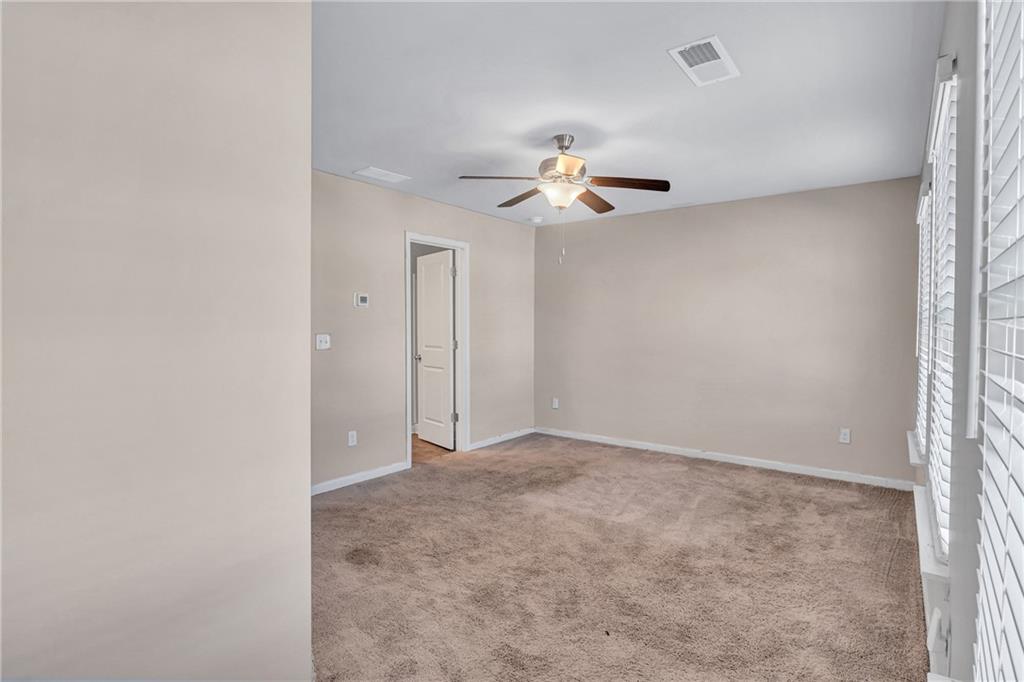 585 McWilliams Road Southeast, Unit 903 Atlanta, GA 30315 - Photo 22 of 37 an empty room with a bathroom and a ceiling fan