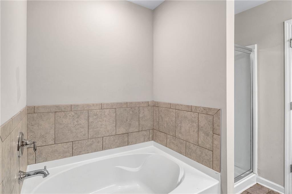 585 McWilliams Road Southeast, Unit 903 Atlanta, GA 30315 - Photo 24 of 37 a bathroom with a bathtub
