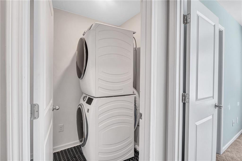 585 McWilliams Road Southeast, Unit 903 Atlanta, GA 30315 - Photo 29 of 37 a close view of walk in closet