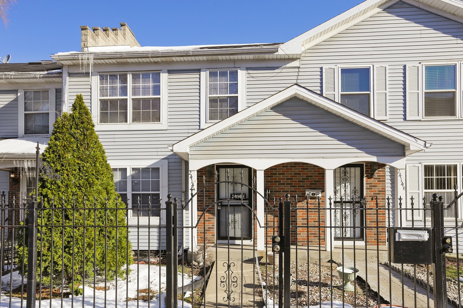 2414 West Harrison Street, Unit E Chicago, IL 60612 - Photo 2 of 15 a view of a white house