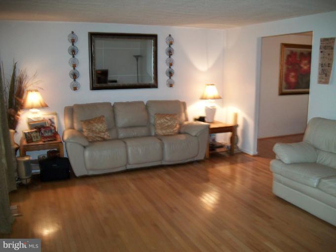 9623 Winands Road Randallstown, MD 21133 - Photo 5 of 9 Living Room