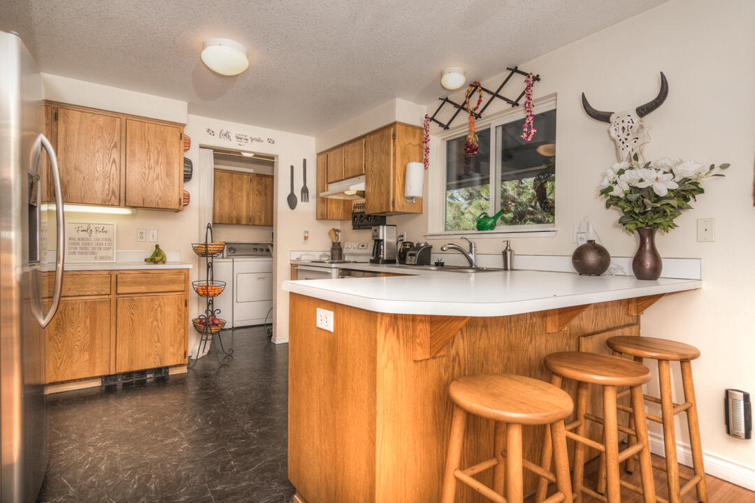 19528 Apache Road Bend, OR 97702 - Photo 12 of 27 Kitchen with Breakfast Bar