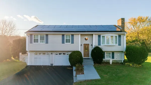$589,000 | 57 Mohawk Drive, Seekonk, MA 02771