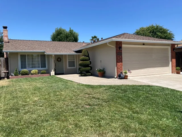 a view of a house with backyard and porch