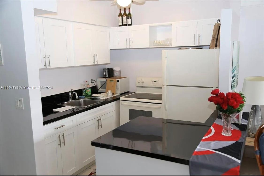 815 Southwest 10th Terrace, Unit 4V Hallandale Beach, FL 33009 - Photo 1 of 8