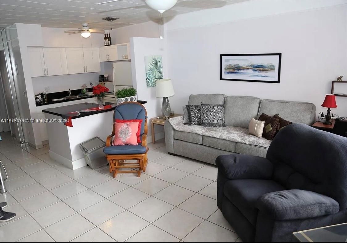 815 Southwest 10th Terrace, Unit 4V Hallandale Beach, FL 33009 - Photo 2 of 8