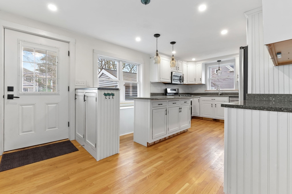 3 Rosedale Avenue Manchester, MA 01944 - Photo 4 of 39