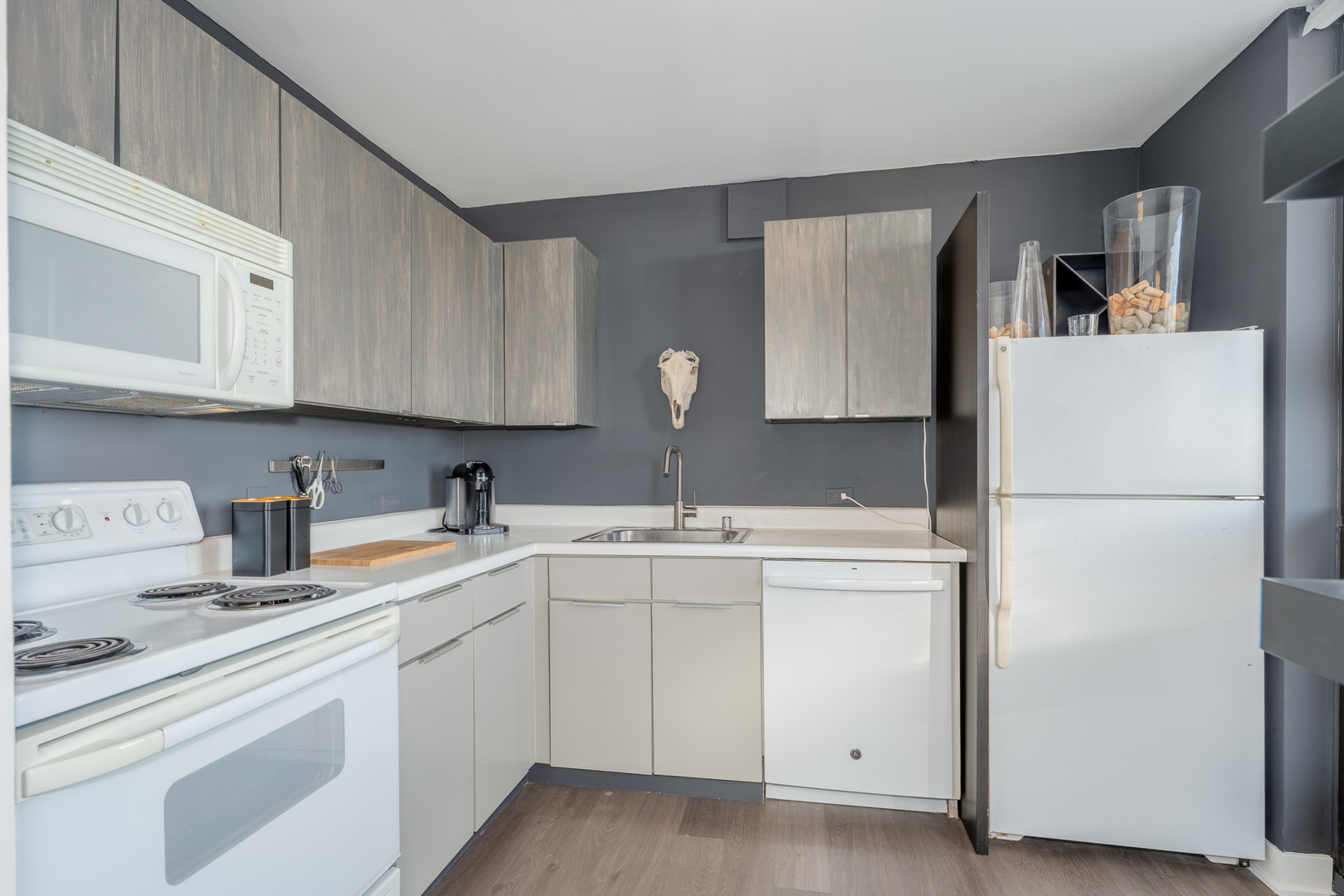 33 West Delaware Place, Unit 16K Chicago, IL 60610 - Photo 6 of 12