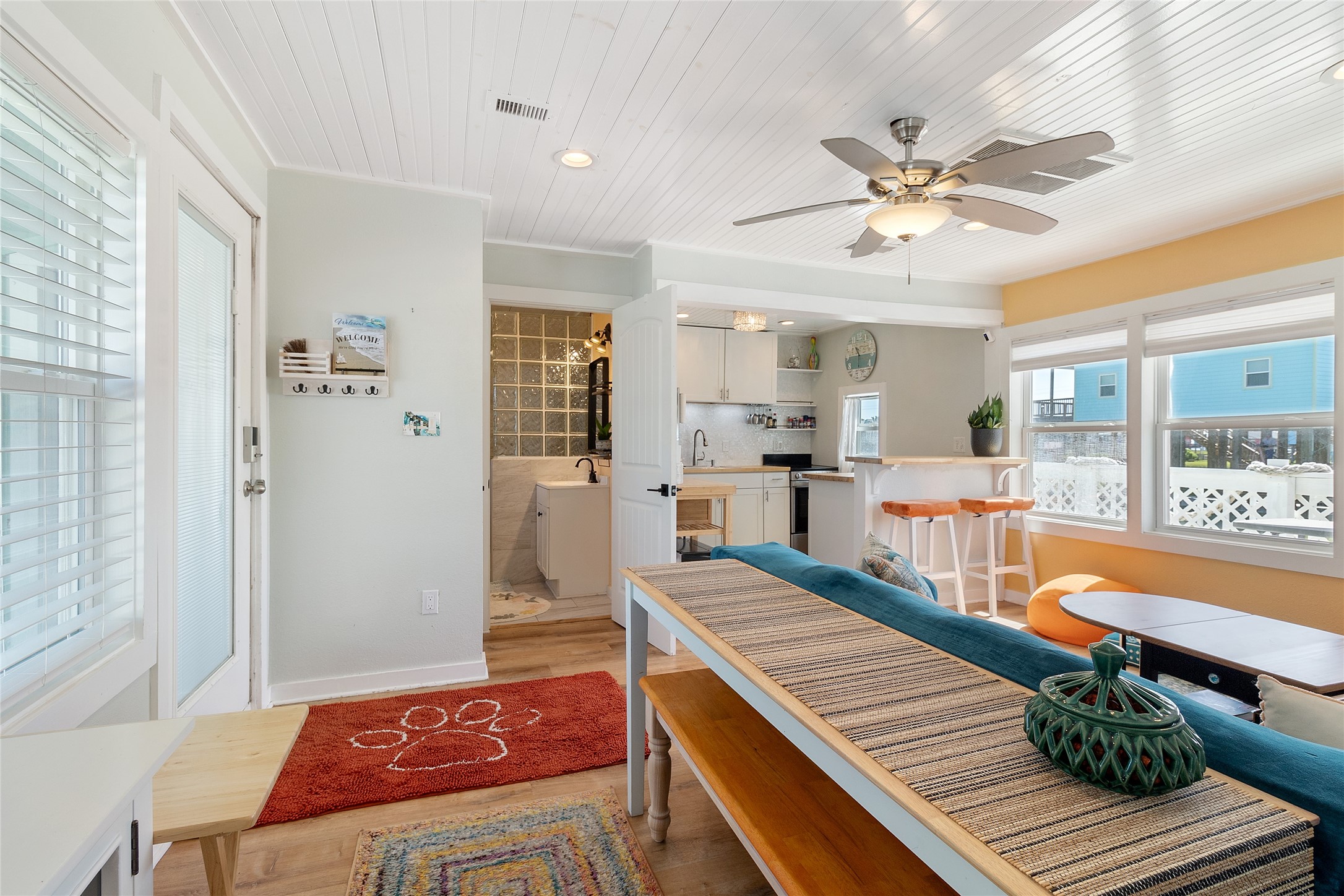 1010 Fort Velasco Drive Surfside Beach, TX 77541 - Photo 7 of 21 a very nice looking room with a large window