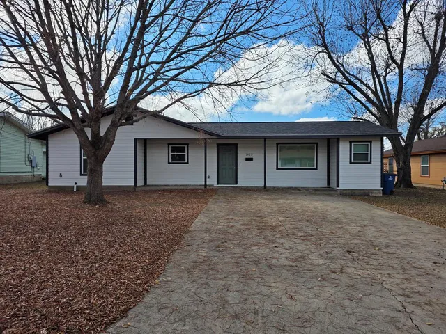 $2,200 | 1625 North Street, Kerrville, TX 78028