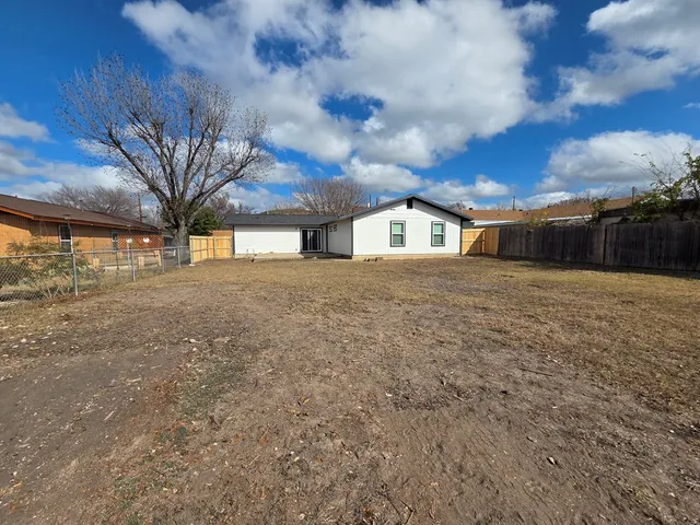$2,200 | 1625 North Street, Kerrville, TX 78028
