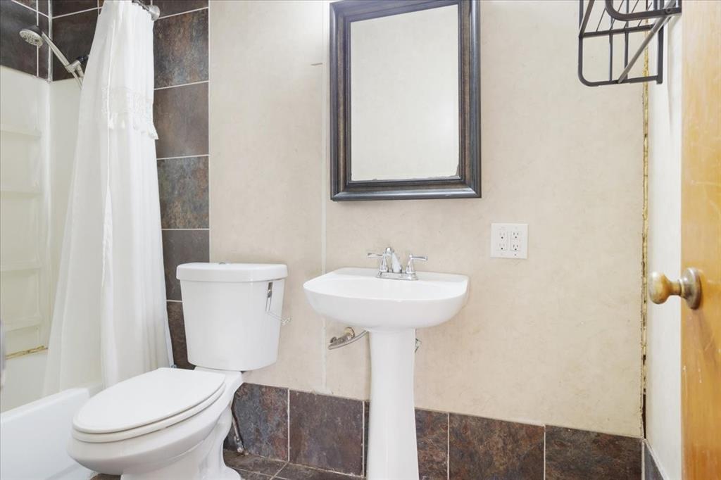 203 South Carter Street Whitewright, TX 75491 - Photo 7 of 18 Full bath featuring shower / bath combo