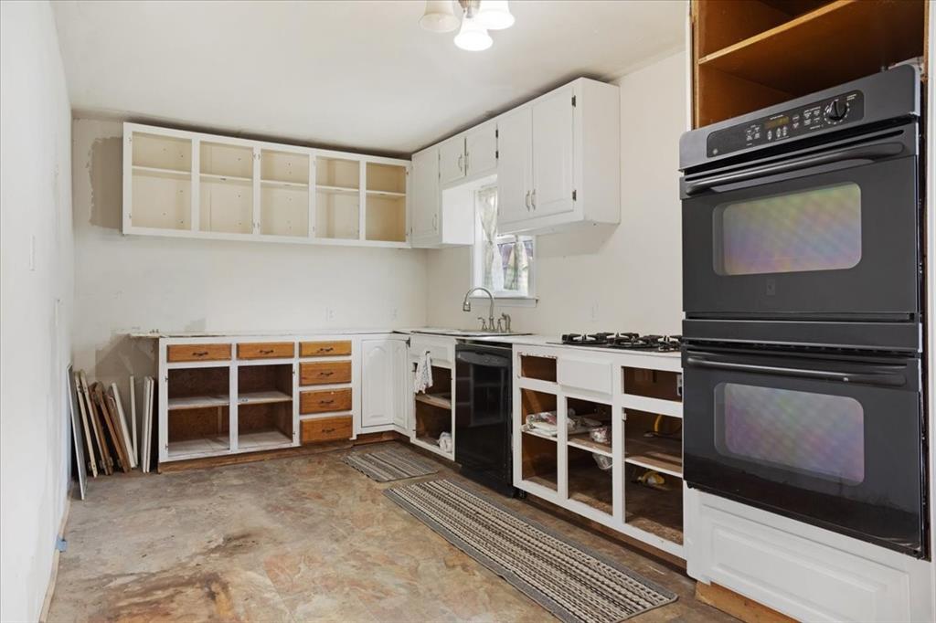 203 South Carter Street Whitewright, TX 75491 - Photo 9 of 18 Kitchen featuring black appliances