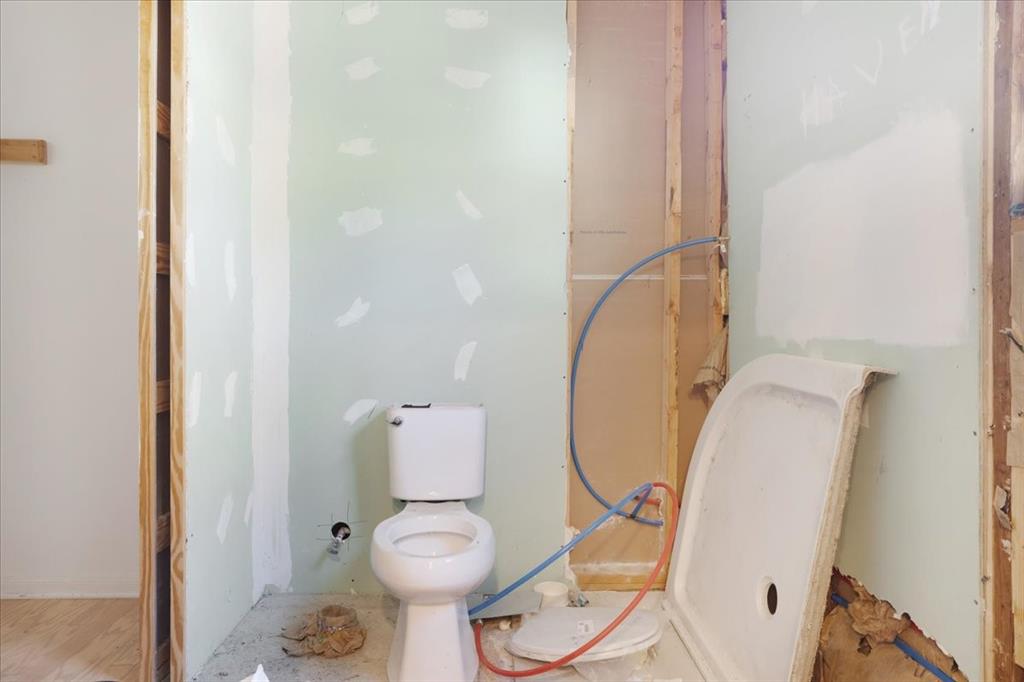 203 South Carter Street Whitewright, TX 75491 - Photo 10 of 18 Primary bdrm bathroom