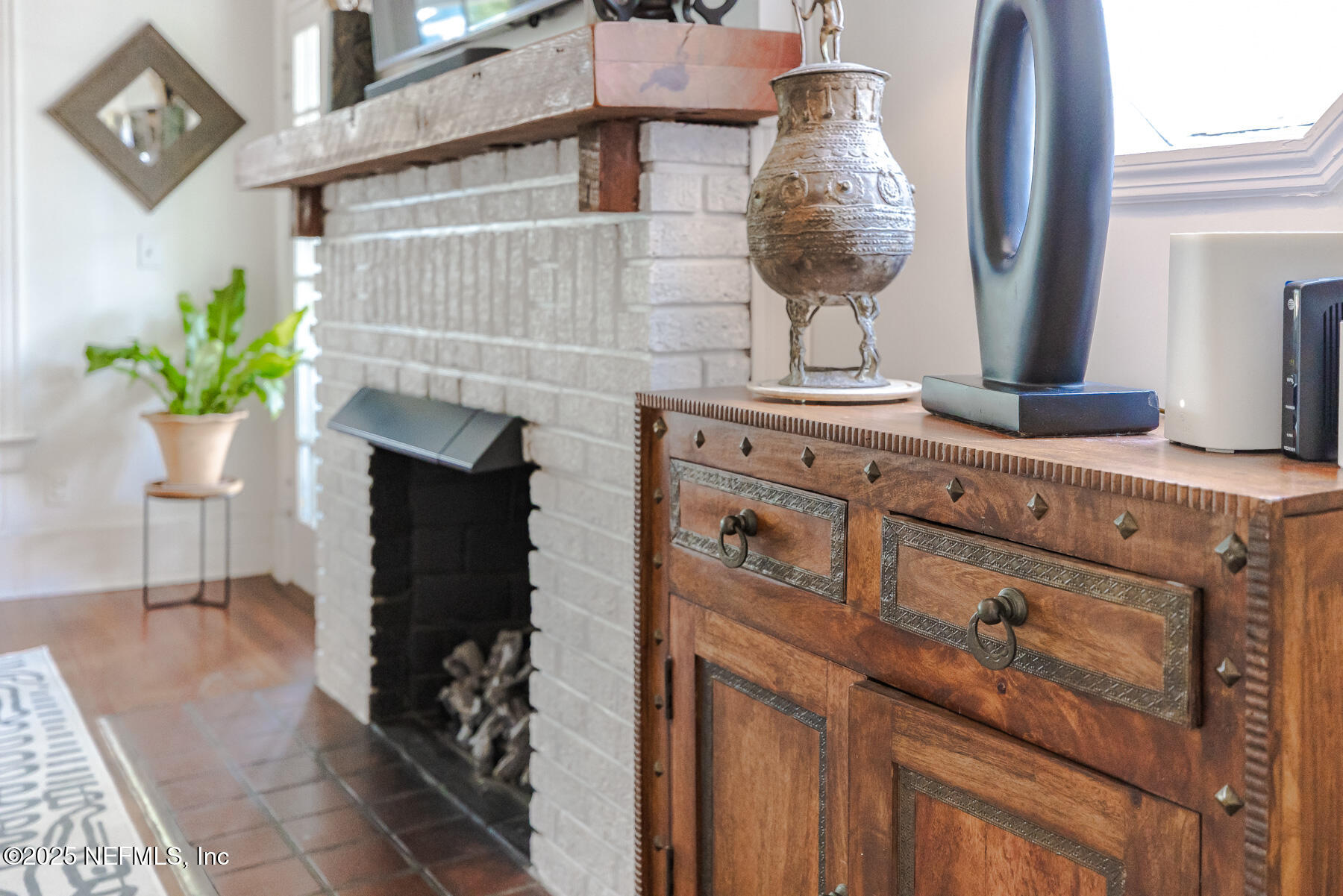 2122 Post Street Jacksonville, FL 32204 - Photo 16 of 69 a vase of flowers sitting on a table