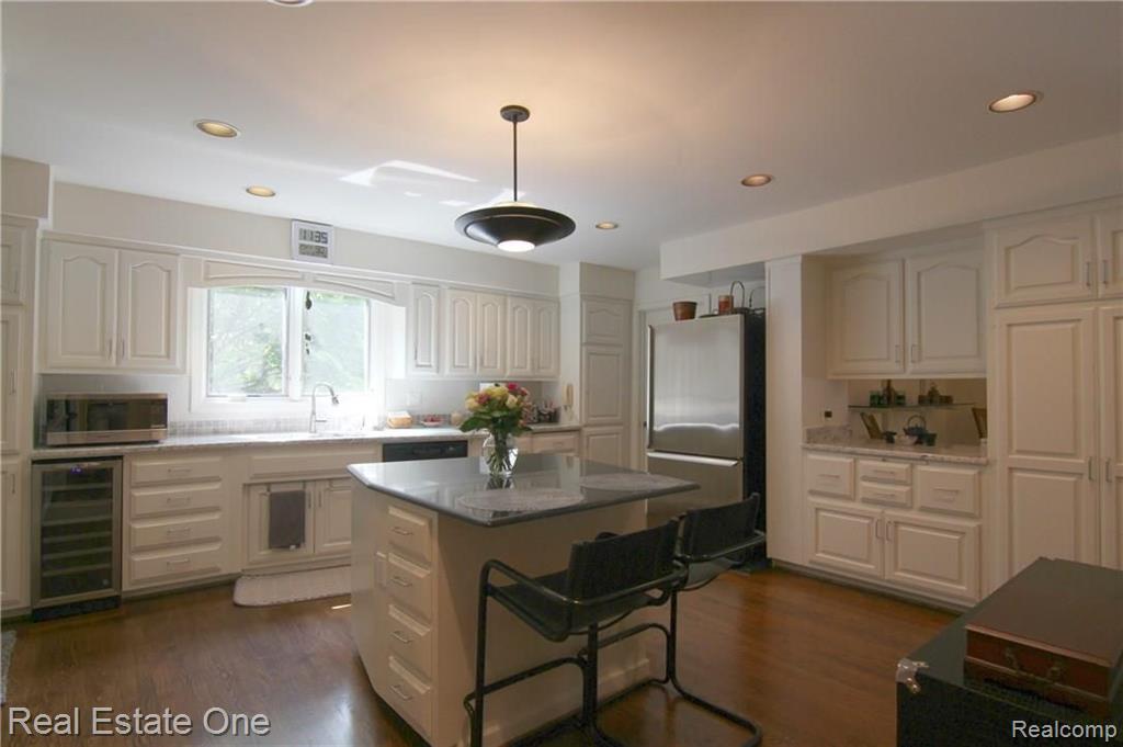 28053 Inkster Road Farmington Hills, MI 48334 - Photo 7 of 46