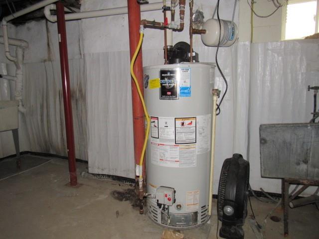 130 Noble Avenue Pittsburgh, PA 15205 - Photo 21 of 21 a room with a door and a chair