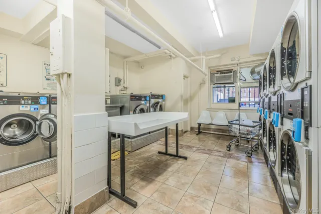 a view of entryway with washer and dryer