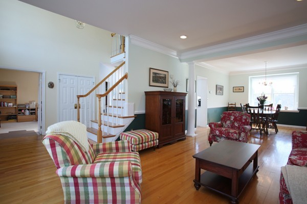 304 Robert Road Marlborough, MA 01752 - Photo 3 of 19 Gallery Image 3