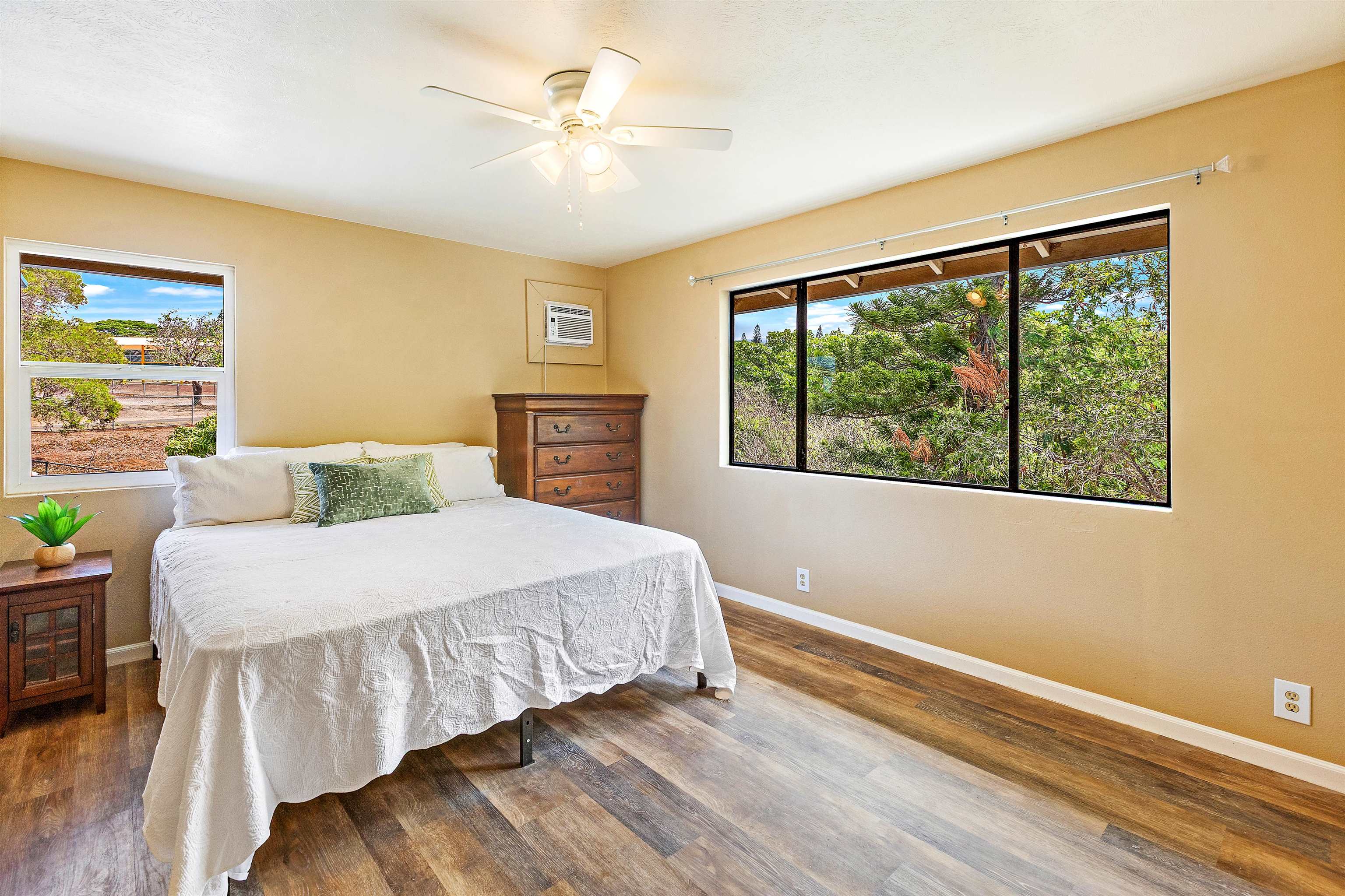 31 Pualu Loop Lahaina, HI 96761 - Photo 18 of 40 a bedroom with a large bed and a large window