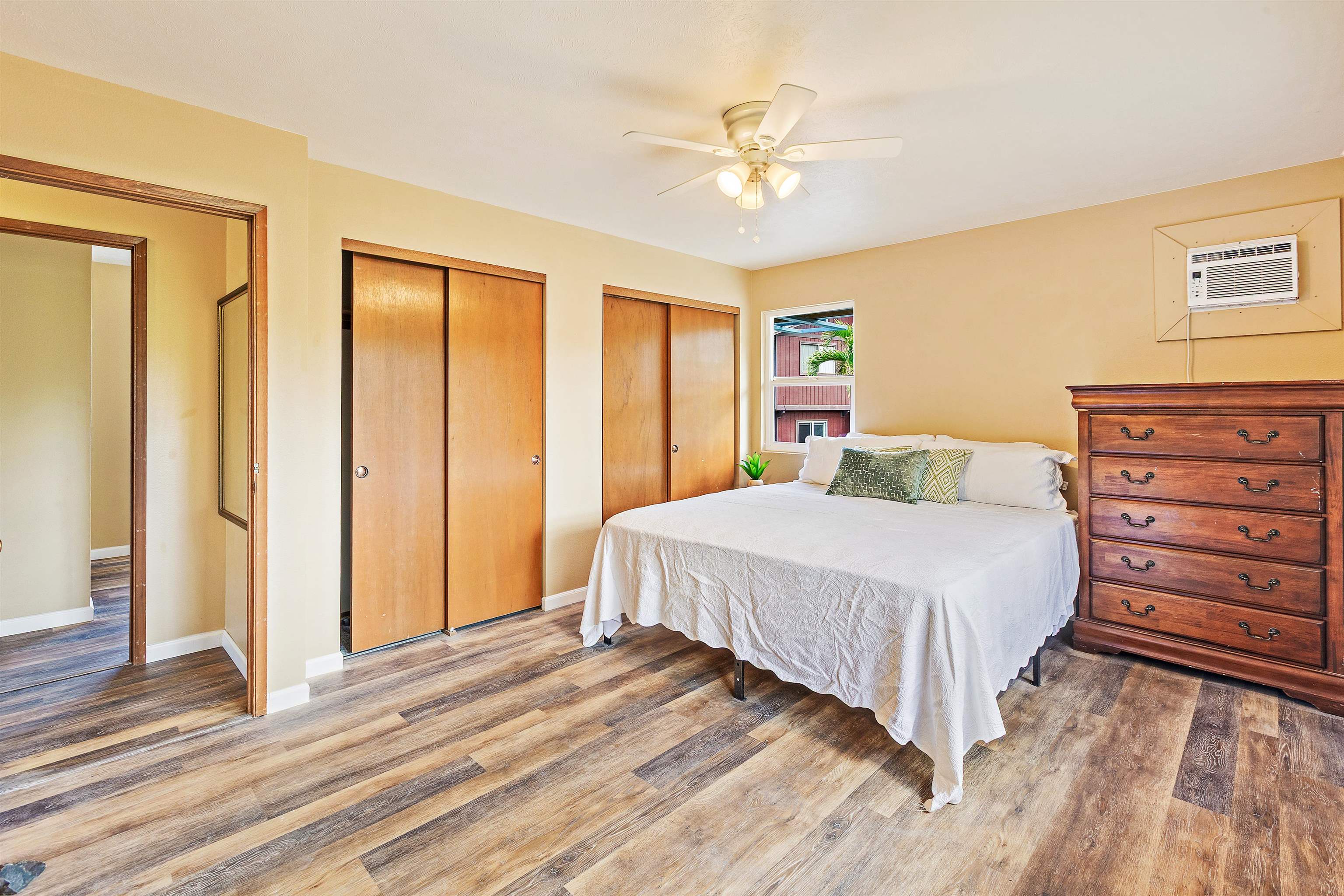 31 Pualu Loop Lahaina, HI 96761 - Photo 19 of 40 a bedroom with a bed and a chandelier