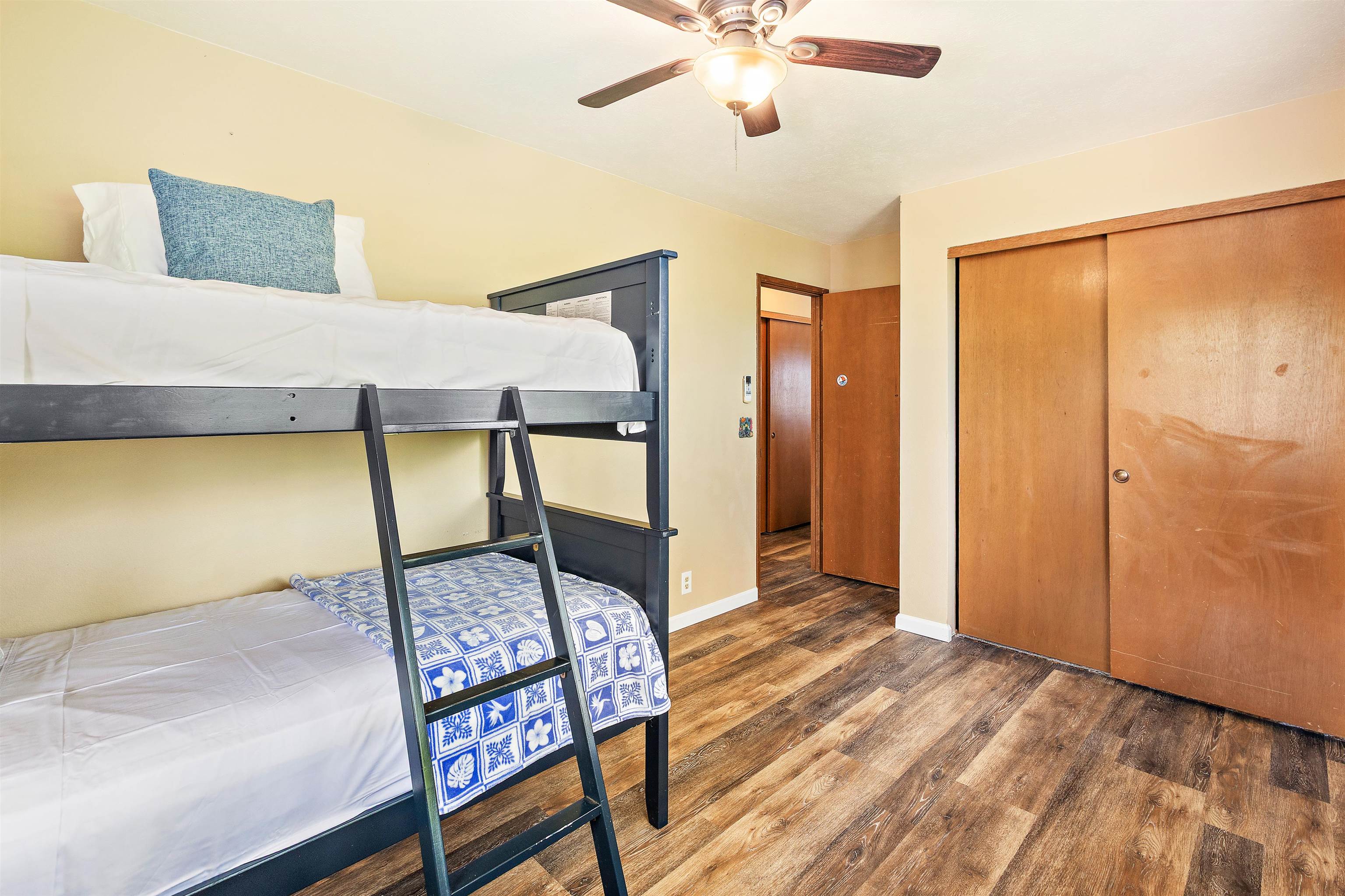 31 Pualu Loop Lahaina, HI 96761 - Photo 21 of 40 a bedroom with a bed and a table