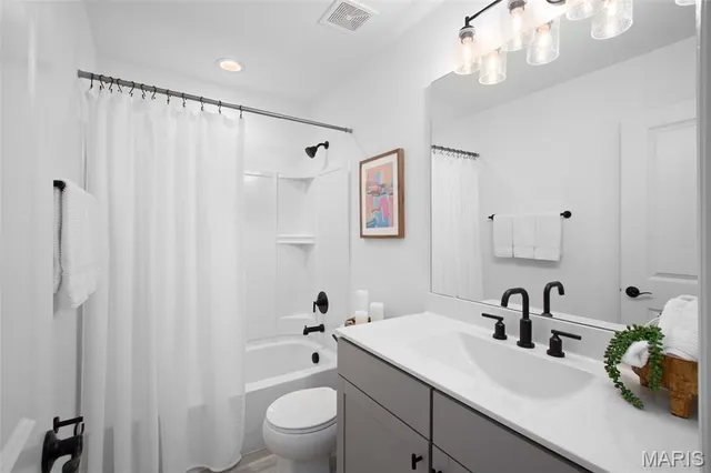 $311,900 | 2 Royal Ii At Koch Park Manors, Florissant, MO 63031