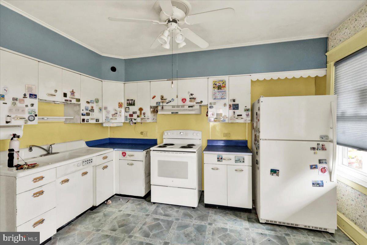 1525 North 14th Street Reading, PA 19604 - Photo 11 of 28 a kitchen with a stove a refrigerator and a stove