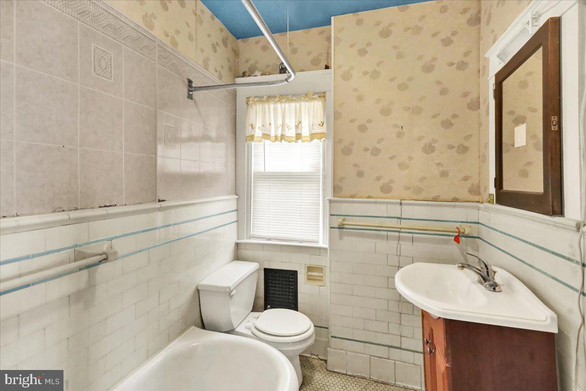 1525 North 14th Street Reading, PA 19604 - Photo 15 of 28 a bathroom with a sink toilet and shower