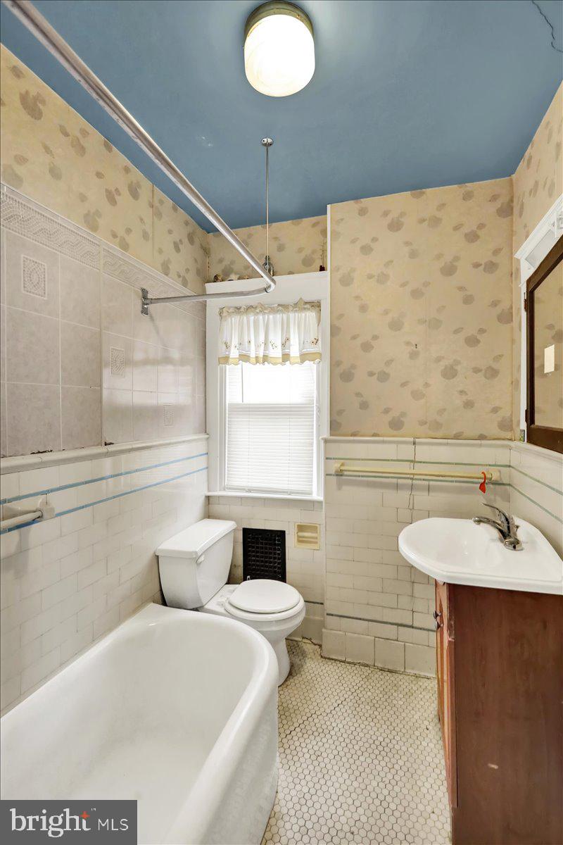 1525 North 14th Street Reading, PA 19604 - Photo 16 of 28 a bathroom with a sink and a mirror