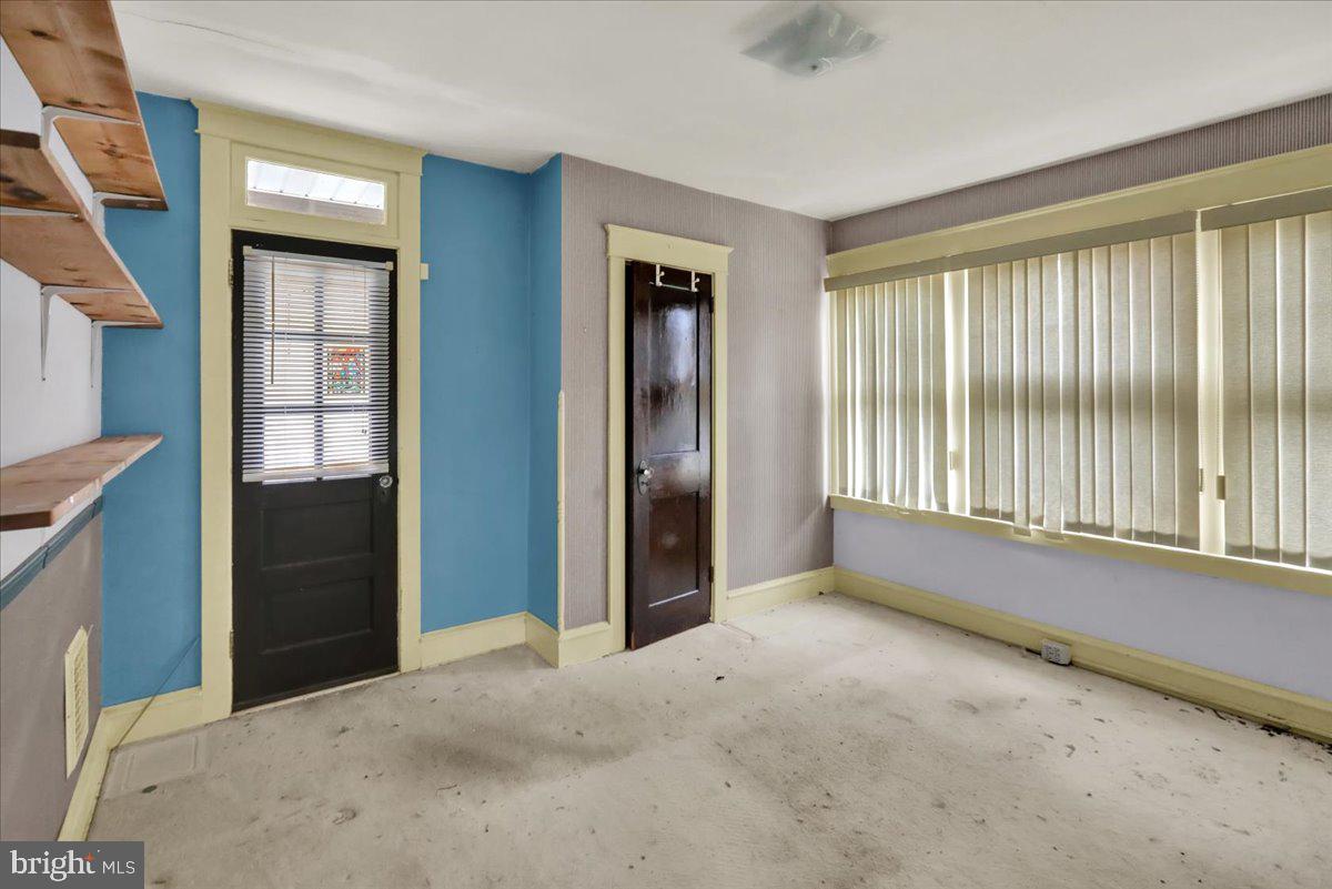 1525 North 14th Street Reading, PA 19604 - Photo 17 of 28 an empty room with windows and closet