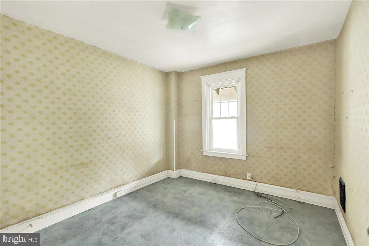 1525 North 14th Street Reading, PA 19604 - Photo 19 of 28 an empty room with a window