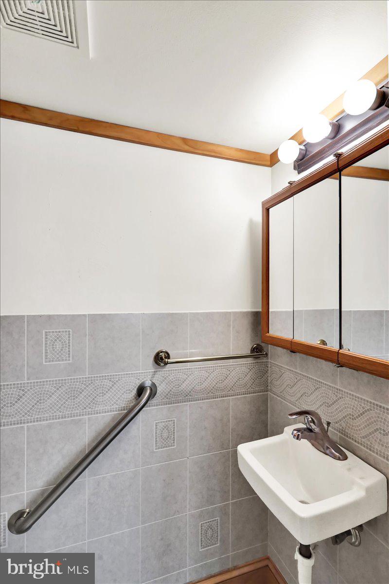 1525 North 14th Street Reading, PA 19604 - Photo 22 of 28 a bathroom with a sink and a mirror