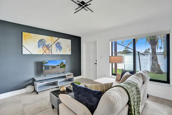 $2,000 | 2506 Northeast 16th Avenue, Wilton Manors, FL 33305