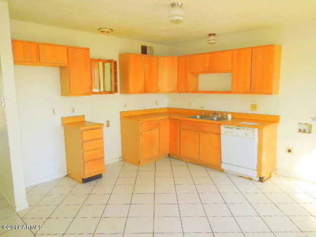 3938 West Bethany Home Road Phoenix, AZ 85019 - Photo 2 of 17 Kitchen