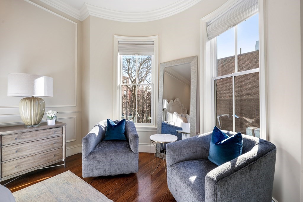 9 Columbus Square, Unit 2 Boston, MA 02116 - Photo 27 of 42 a living room with furniture and a lamp