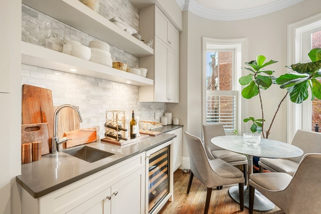 9 Columbus Square, Unit 2 Boston, MA 02116 - Photo 10 of 42 a kitchen with a table and chairs in it