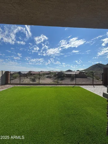 a view of a backyard