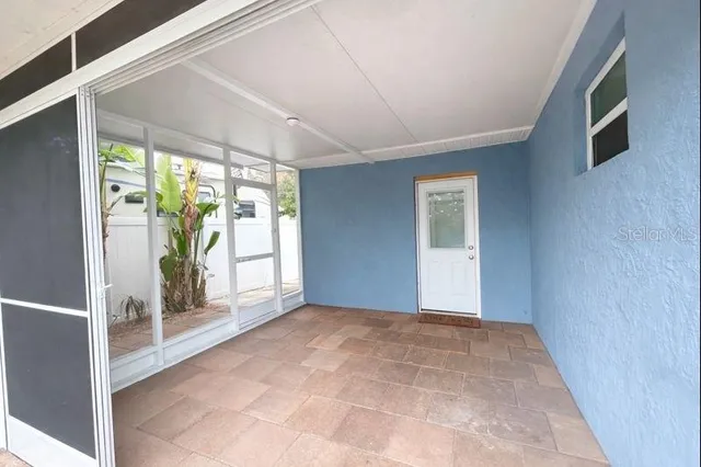a view of livingroom with furniture